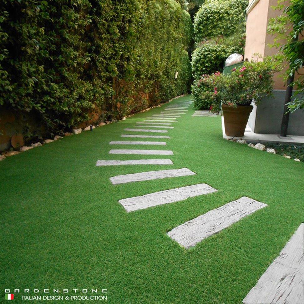 Camminamento da giardino con assi di legno irregolari e distanziate