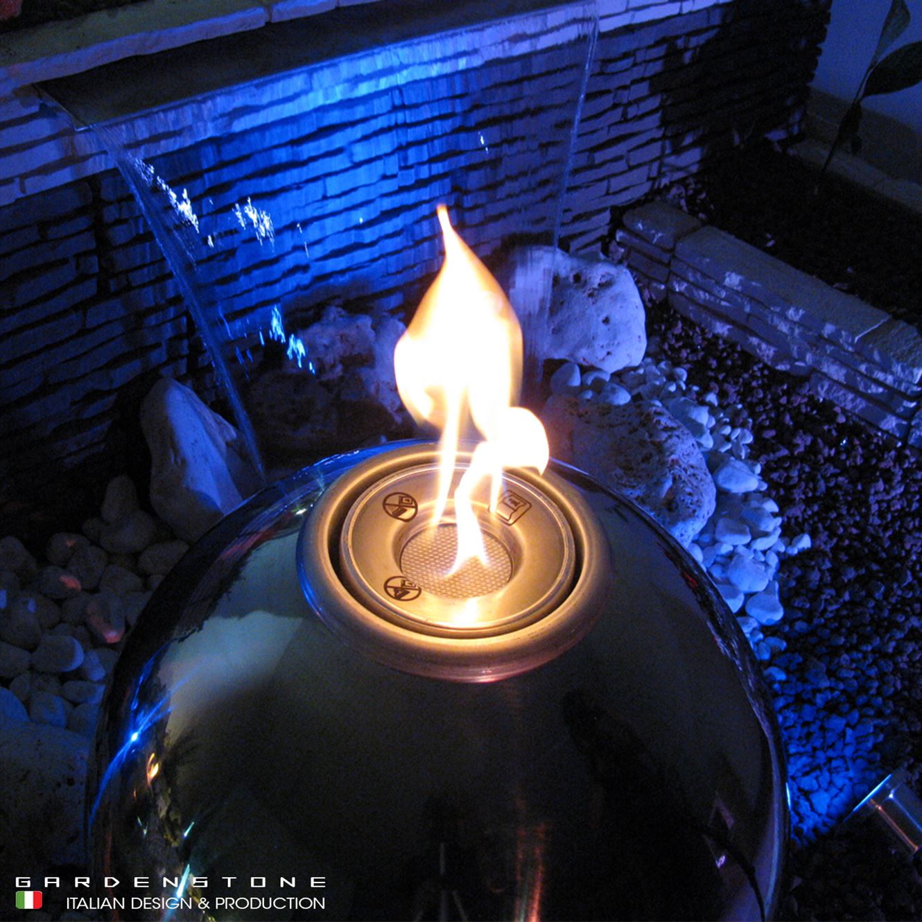 Fire ball accessa inserito in un muretto con lame d'acqua