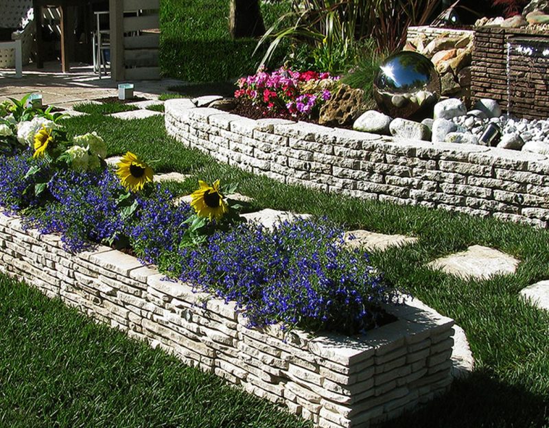 1 PIETRA aiuola con girasoli