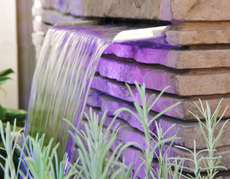 2 ACQUA cascata con luce viola